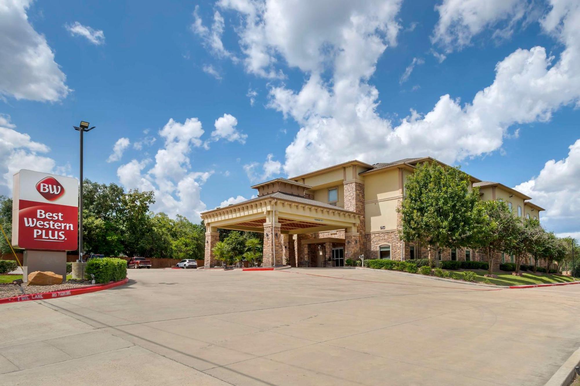 Best Western Plus Goliad Inn & Suites Exterior photo